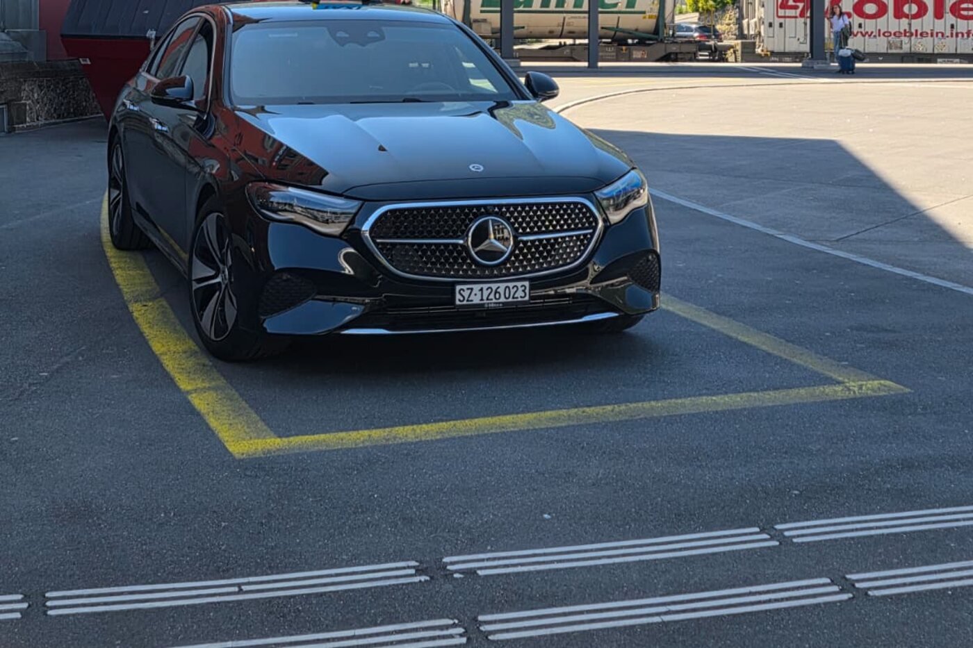 Schwarze Mercedes-Benz E-Klasse mit Taxischild am Bahnhof Schwyz