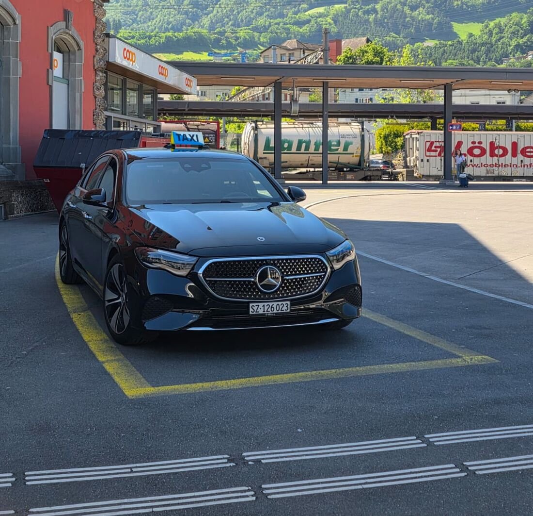 Mercedes-Benz E-Klasse von Sorin Transporte in Schwyz